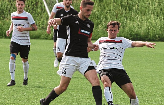 Die Riexinger waren immer einen Schritt zu langsam wie hier Felix Hess (rechts) gegen den Benninger Nico Ferrara. Foto: Nachreiner