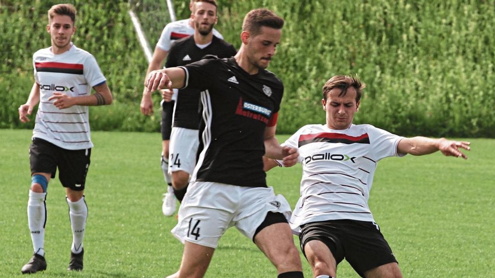 Die Riexinger waren immer einen Schritt zu langsam wie hier Felix Hess (rechts) gegen den Benninger Nico Ferrara. Foto: Nachreiner Die Riexinger waren immer einen Schritt zu langsam wie hier Felix Hess (rechts) gegen den Benninger Nico Ferrara. Foto: Nachreiner