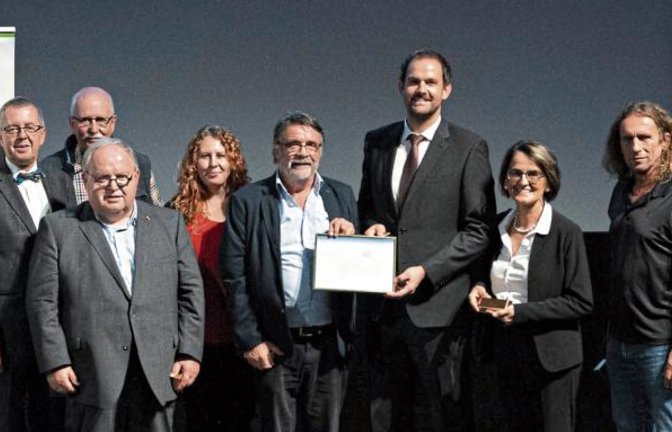 Die Enzkreis-Delegation zeigt stolz den European Energy Award in Gold.  Foto: LE