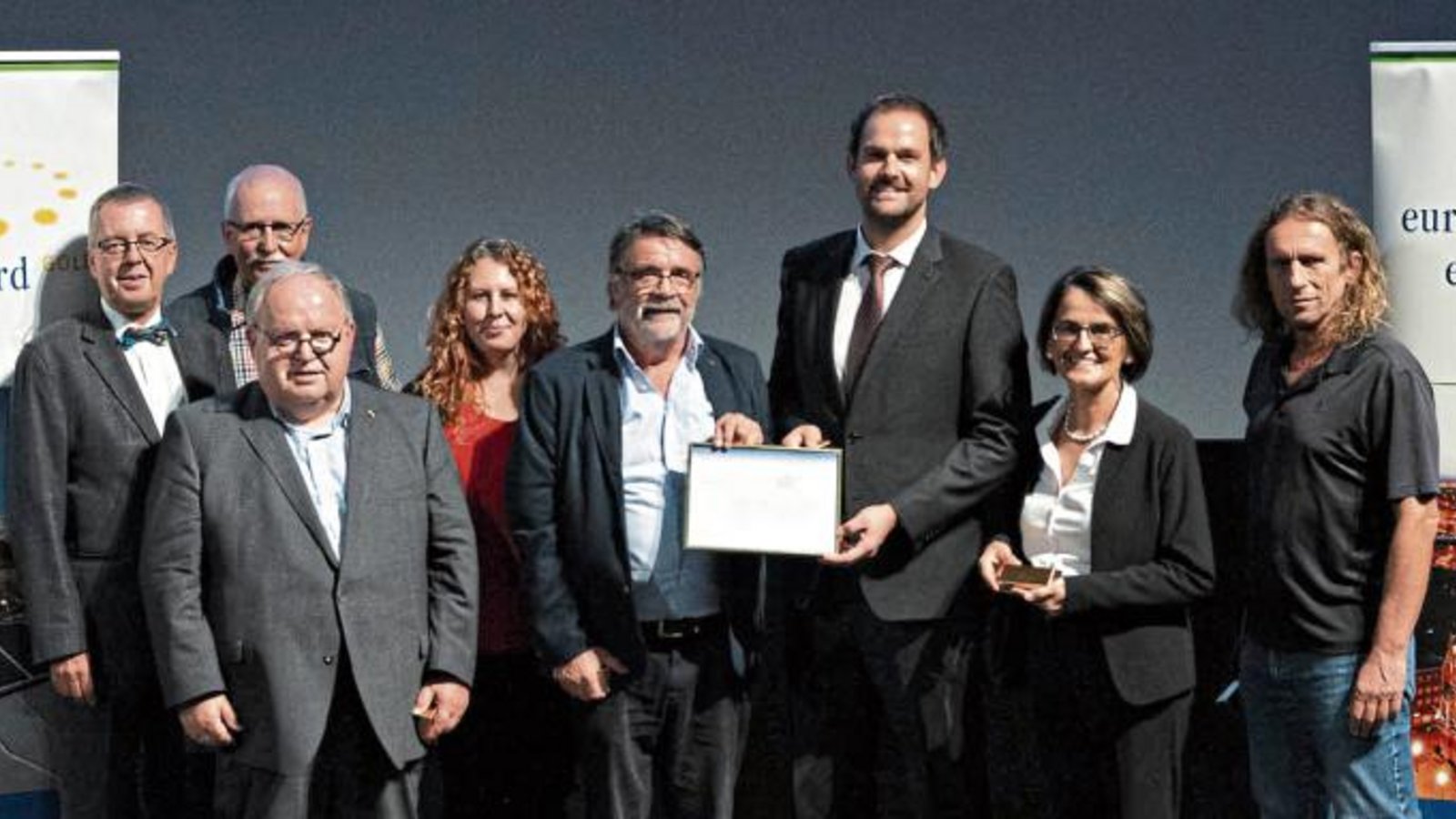 Die Enzkreis-Delegation zeigt stolz den European Energy Award in Gold.  Foto: LE
