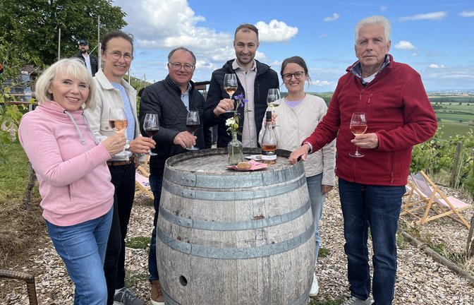 Winzerfamilie Baumgärtner stößt mit dem Ehepaar Steinenbronn an.	Fotos: Glemser