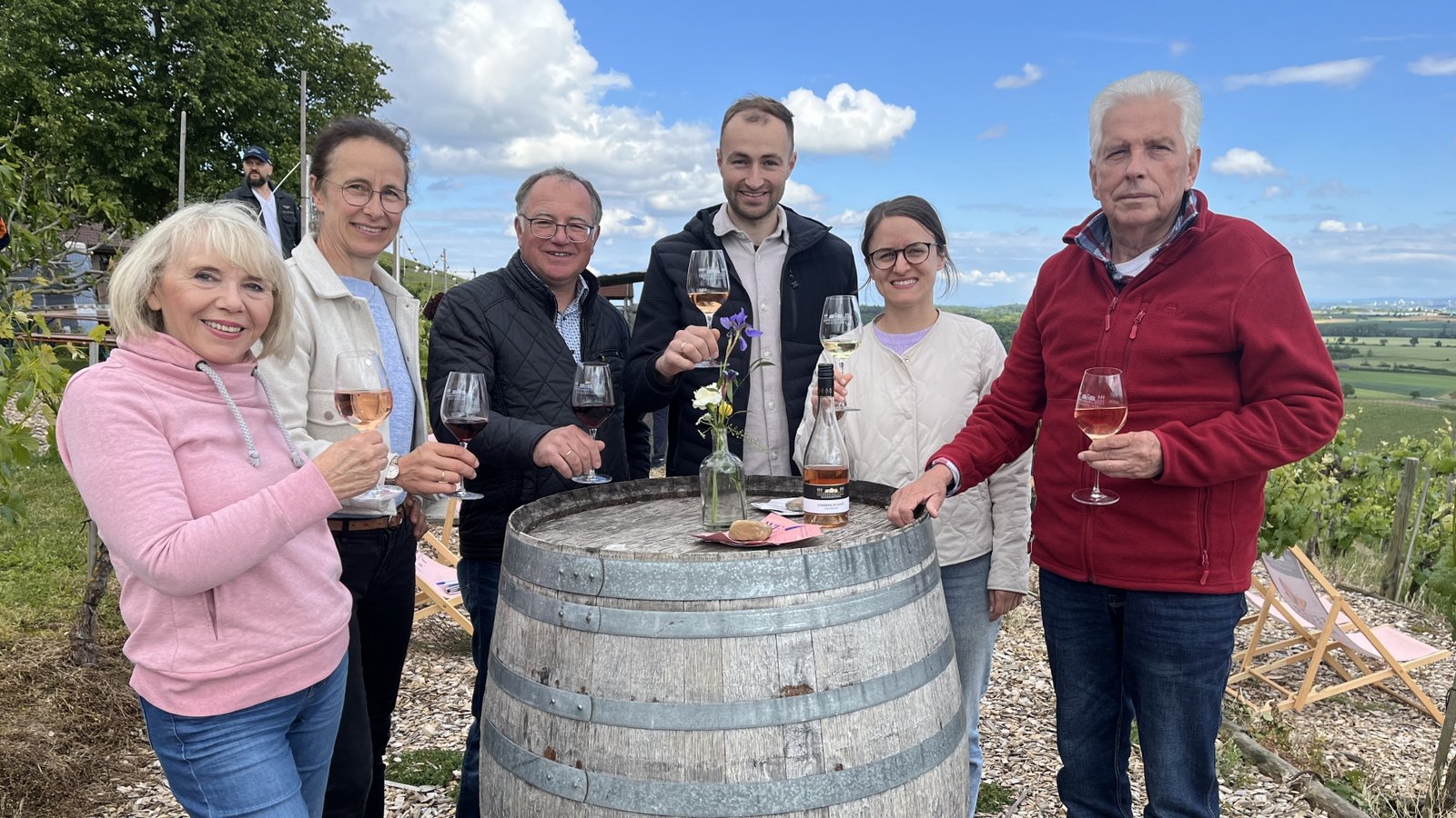 Winzerfamilie Baumgärtner stößt mit dem Ehepaar Steinenbronn an.	Fotos: Glemser