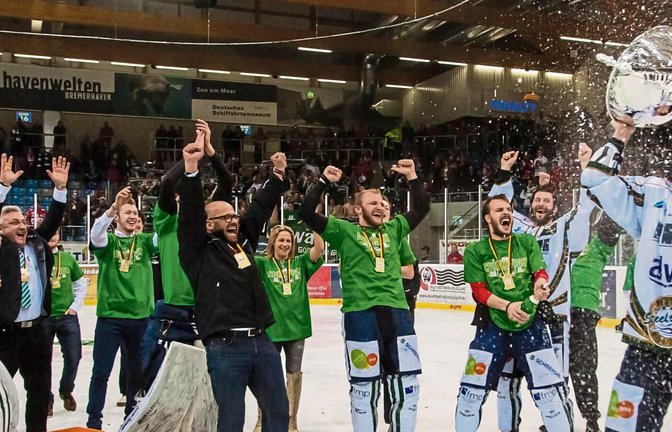 So sehen Sieger aus: Steelers-Kapitän Adam Borzecki präsentiert seinem Team nach dem vierten Sieg im Play-off-Finale den Pokal, Robin Just spritzt dazu mit Champagner. Foto: Simecek