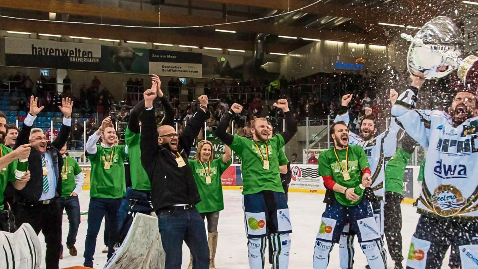 So sehen Sieger aus: Steelers-Kapitän Adam Borzecki präsentiert seinem Team nach dem vierten Sieg im Play-off-Finale den Pokal, Robin Just spritzt dazu mit Champagner. Foto: Simecek So sehen Sieger aus: Steelers-Kapitän Adam Borzecki präsentiert seinem Team nach dem vierten Sieg im Play-off-Finale den Pokal, Robin Just spritzt dazu mit Champagner. Foto: Simecek