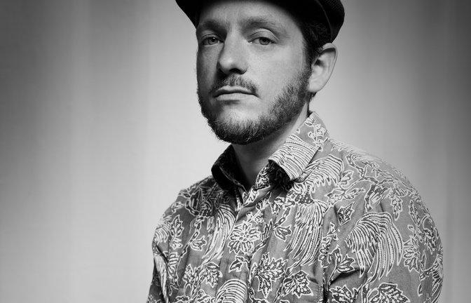 Der Rapper Kurt Tallert hat ein Buch geschrieben und stellt das beim Mühlacker Hip-Hop-Verein Sender City vor. Foto: Constantin Arei