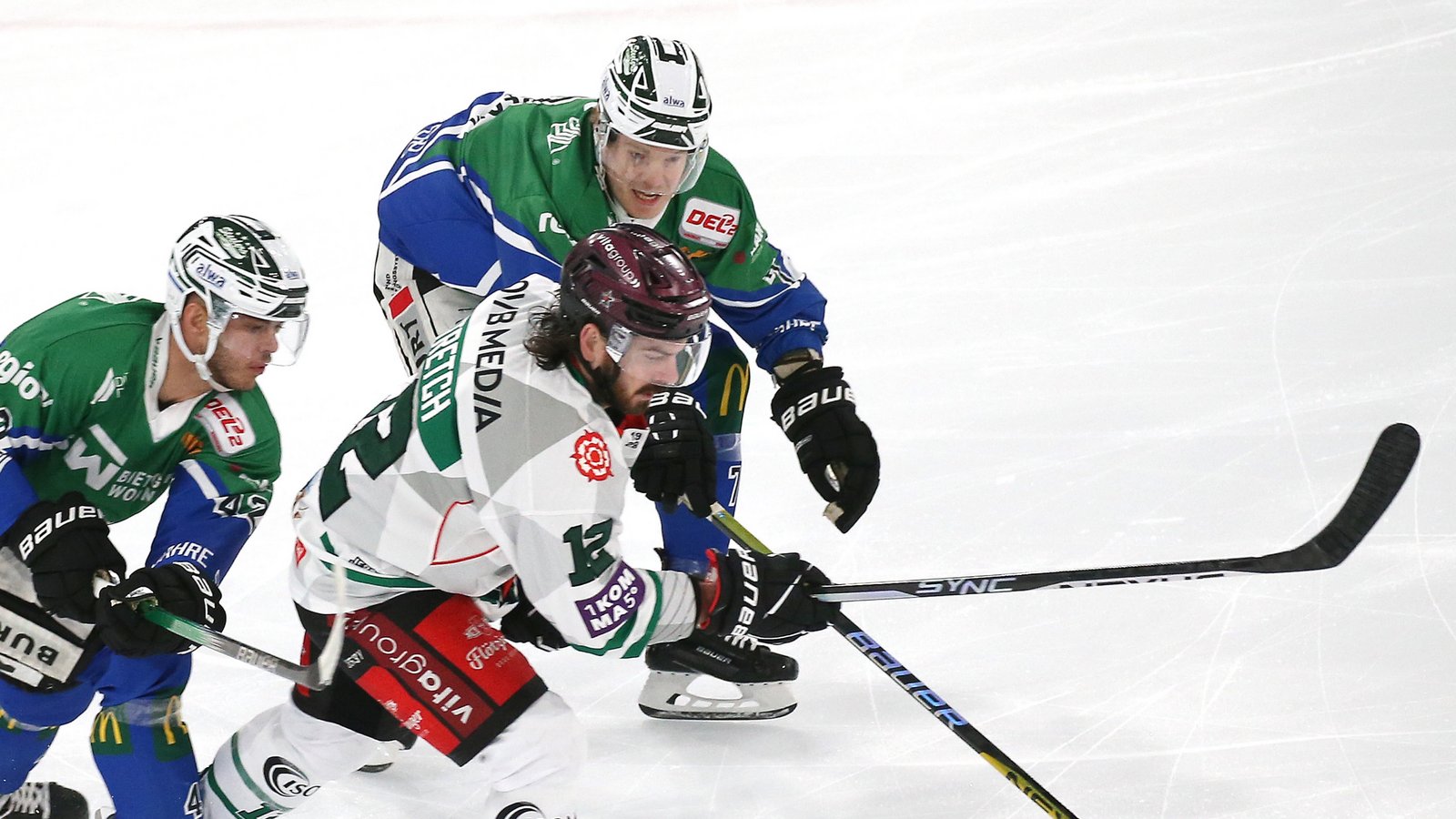 Gegen Rosenheim nehmen Fabjon Kuqi (links) und Spencer Berry den Ex-Bietigheimer C.J Stretch in die Zange. Foto: Baumann