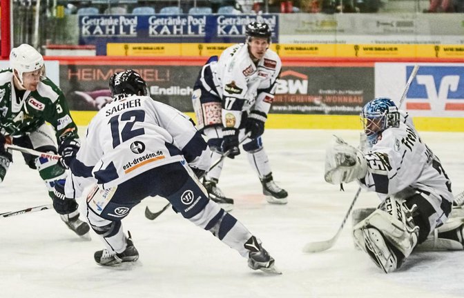 Rene Schoofs (links) hämmert die Scheibe an Mirko Sacher, Harrison Reed und Torwart Brett Jaeger vorbei und trifft gegen die Dresdner Eislöwen zum vorentscheidenden 5:3. Foto: Simecek