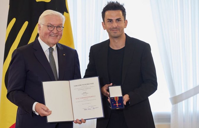 Bundespräsident Frank-Walter Steinmeier verlieh Serkan Eren im Jahr 2023 das Bundesverdienstkreuz zum Tag der Deutschen Einheit. Nun sitzt Eren im Iran in Haft.<span class='image-autor'>Jörg Carstensen/dpa</span>