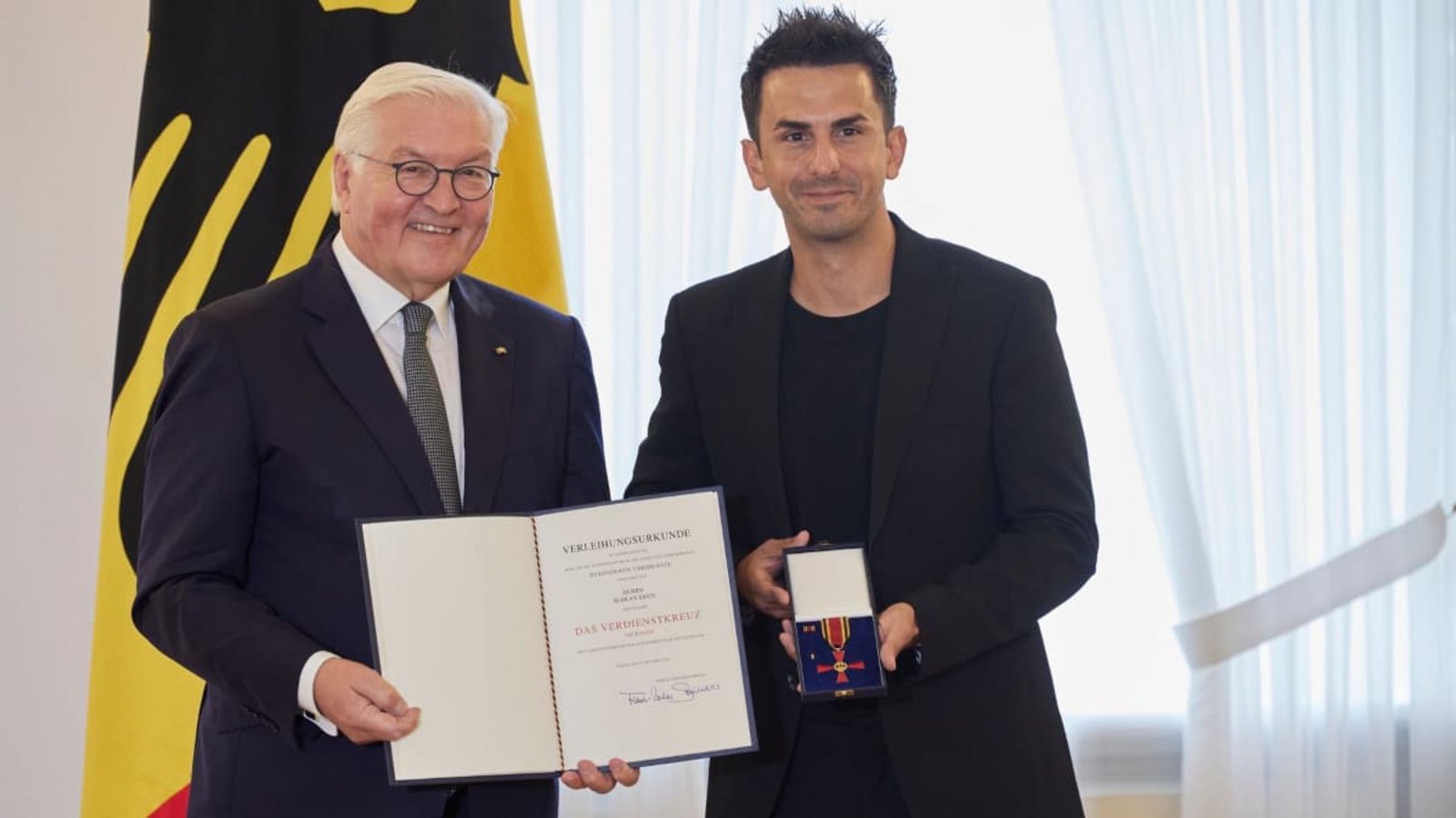 Bundespräsident Frank-Walter Steinmeier verlieh Serkan Eren im Jahr 2023 das Bundesverdienstkreuz zum Tag der Deutschen Einheit. Nun sitzt Eren im Iran in Haft.Jörg Carstensen/dpa