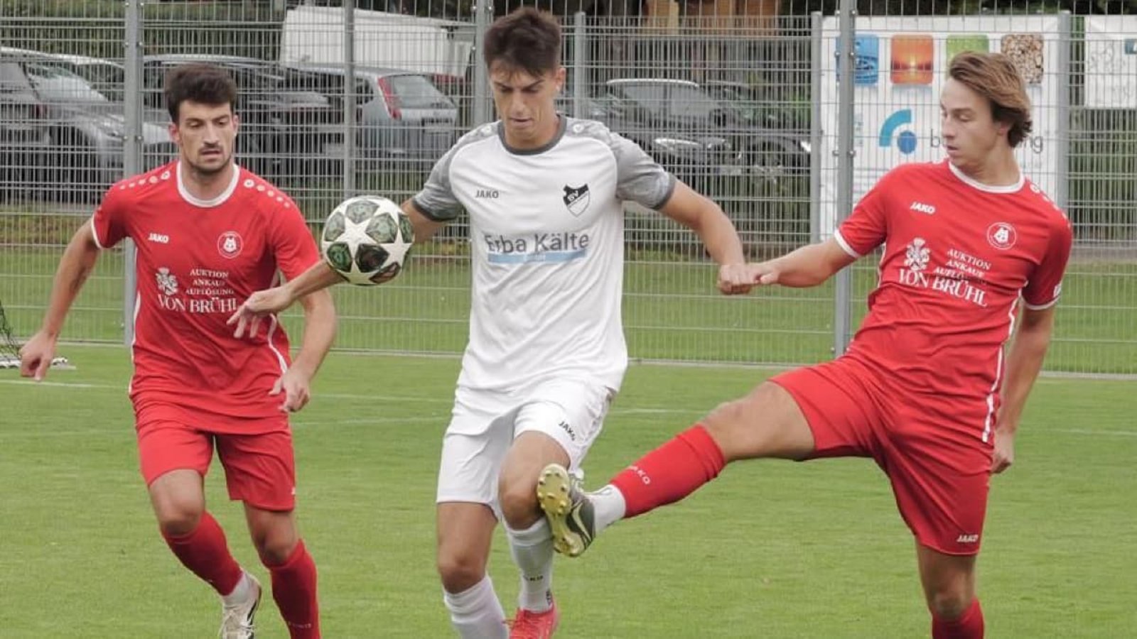 Erst Glücksdienst, dann Bärendienst: Für Till Flach (rechts) vom MTV Stuttgart wurde es ein kurioser Spieltag.Günter Bergmann Erst Glücksdienst, dann Bärendienst: Für Till Flach (rechts) vom MTV Stuttgart wurde es ein kurioser Spieltag.Günter Bergmann