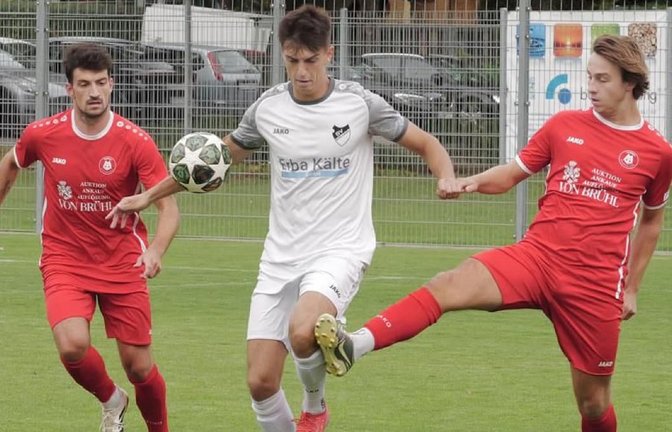 Erst Glücksdienst, dann Bärendienst: Für Till Flach (rechts) vom MTV Stuttgart wurde es ein kurioser Spieltag.<span class='image-autor'>Günter Bergmann</span>