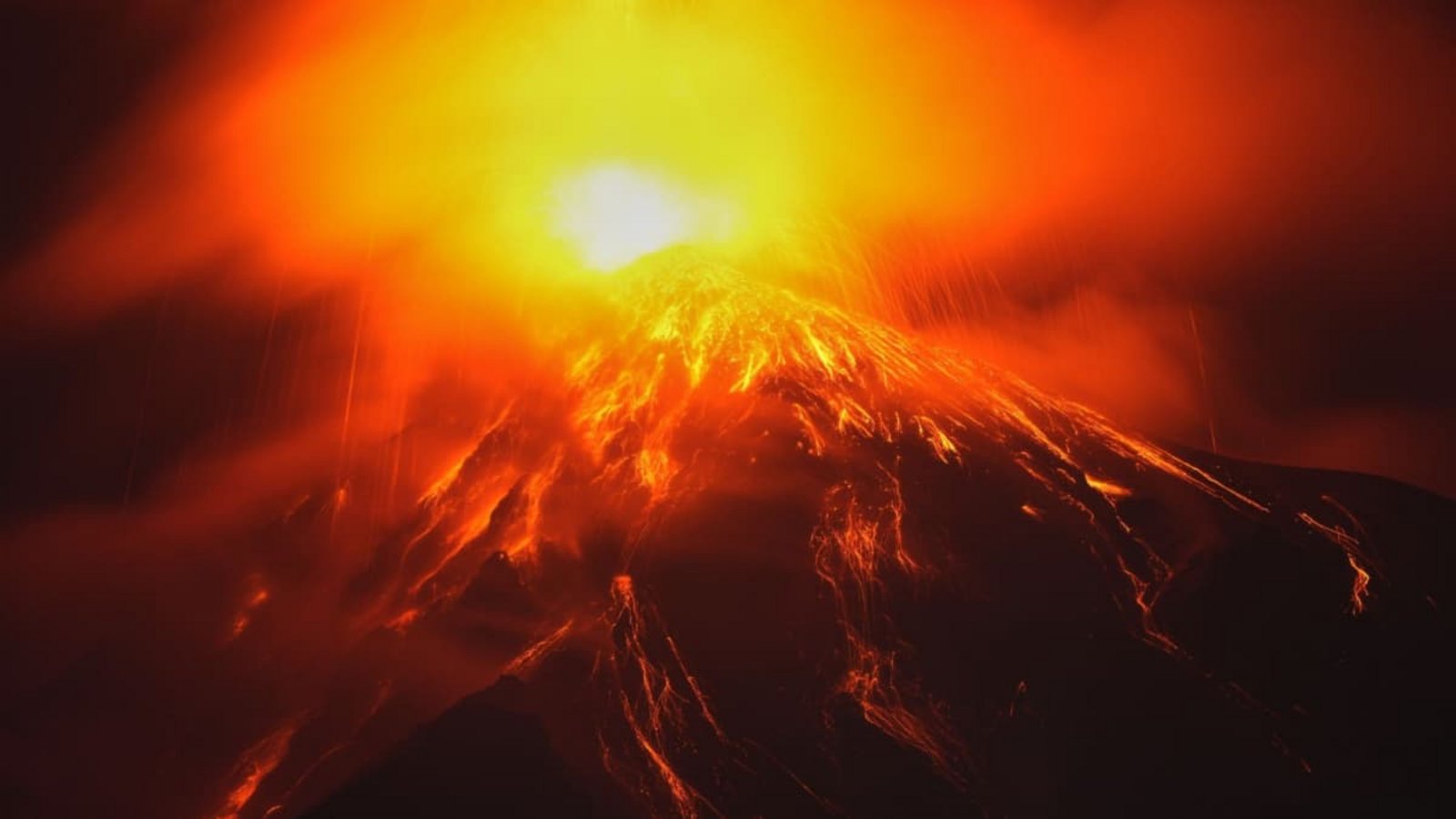 Aus dem Krater des Feuervulkans fließt Lava.Moises Castillo/AP/dpa Aus dem Krater des Feuervulkans fließt Lava.Moises Castillo/AP/dpa