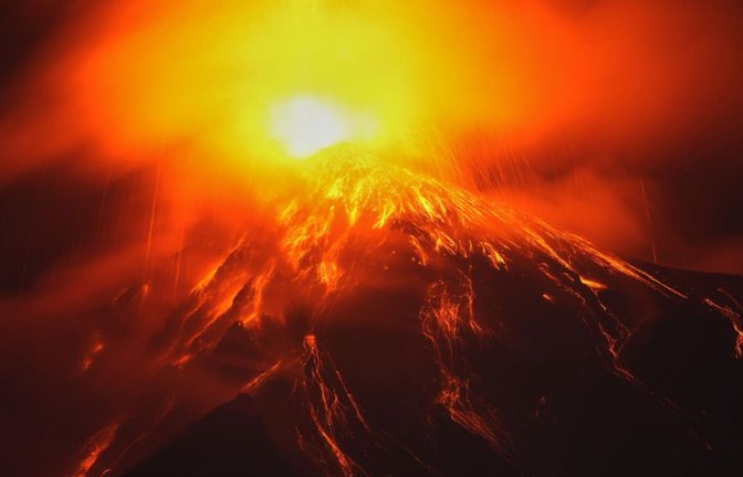 Aus dem Krater des Feuervulkans fließt Lava.<span class='image-autor'>Moises Castillo/AP/dpa</span>