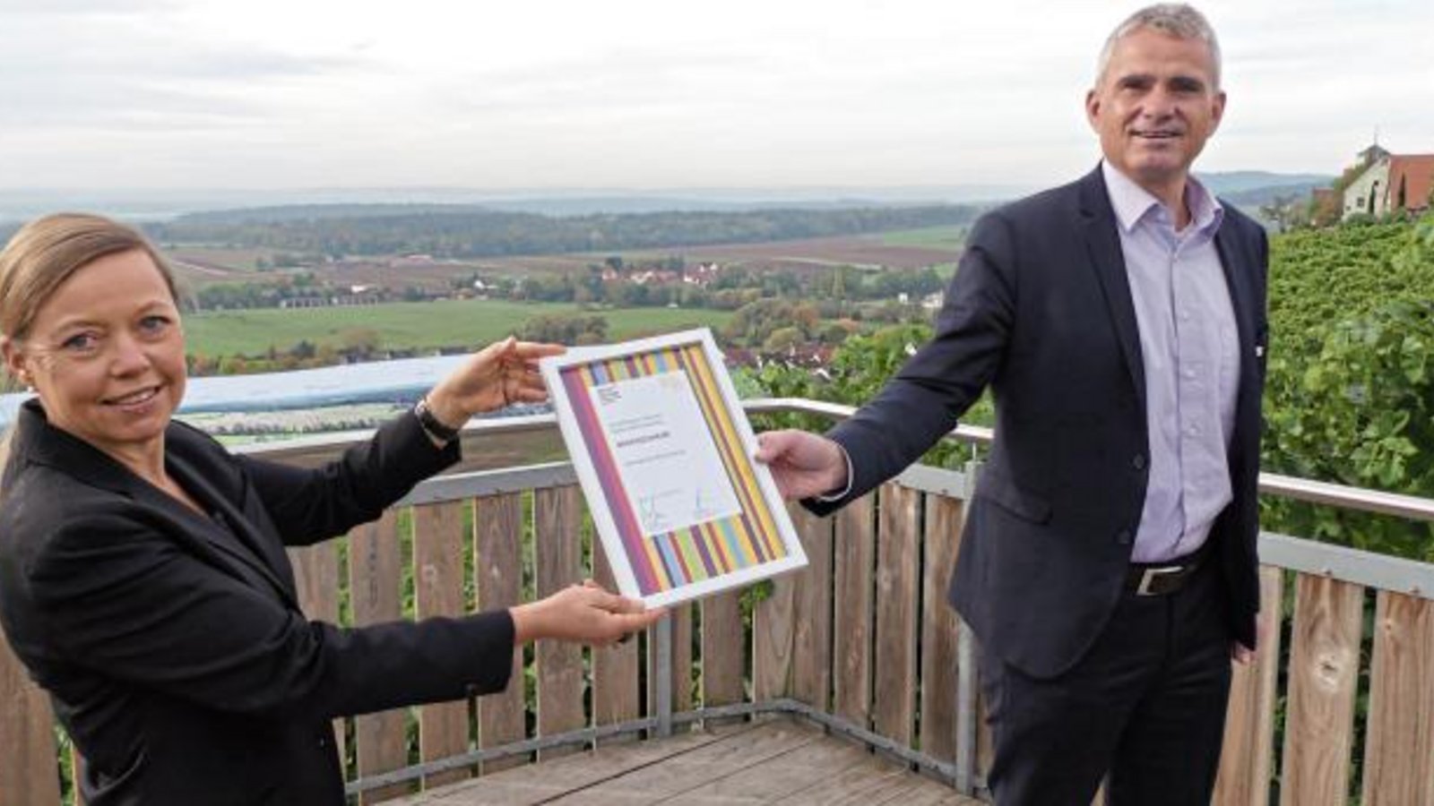 Christina Lennhof, die Geschäftsführerin des Vereins Kraichgau-Stromberg Tourismus, überreichte Sachsenheims Bürgermeister Holger Albrich die Urkunde. Foto: p Christina Lennhof, die Geschäftsführerin des Vereins Kraichgau-Stromberg Tourismus, überreichte Sachsenheims Bürgermeister Holger Albrich die Urkunde. Foto: p
