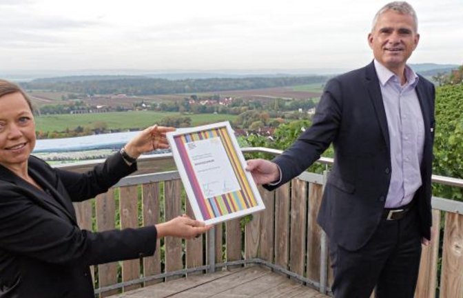 Christina Lennhof, die Geschäftsführerin des Vereins Kraichgau-Stromberg Tourismus, überreichte Sachsenheims Bürgermeister Holger Albrich die Urkunde.  Foto: p