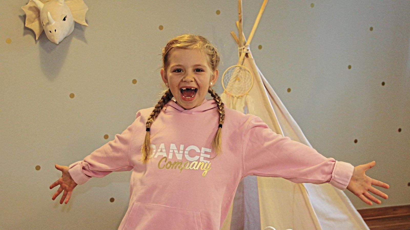 Luna Kienzle hat in den Räumen der Dance Company das Video für ihre erste Teilnahme an einem Tanzwettbewerb aufgenommen. Am Ende wurde sie mit Platz neun belohnt. Fotos: privat Luna Kienzle hat in den Räumen der Dance Company das Video für ihre erste Teilnahme an einem Tanzwettbewerb aufgenommen. Am Ende wurde sie mit Platz neun belohnt. Fotos: privat