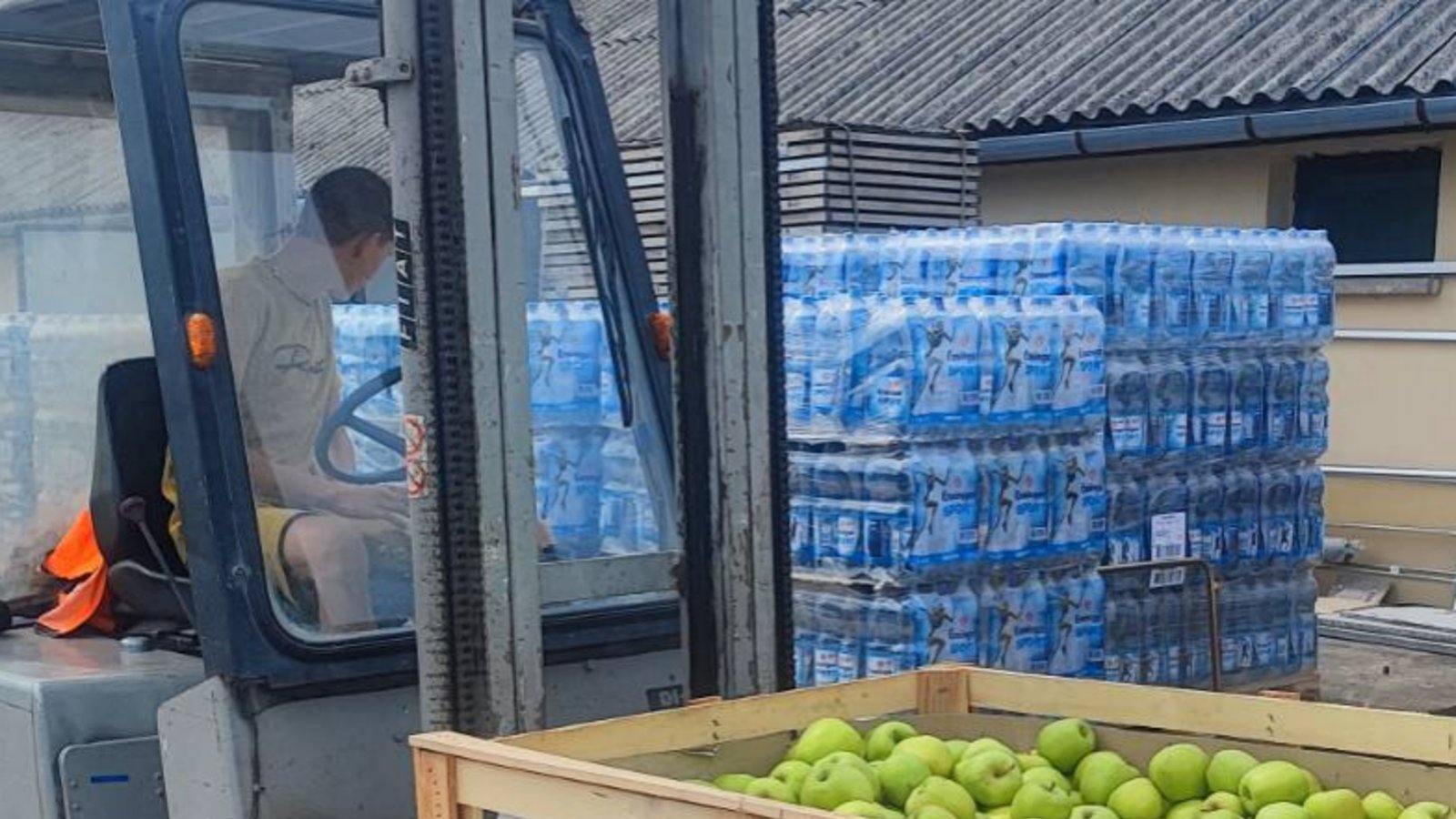 Zwischenlager von Äpfeln aus Affalterbach und Mineralwasser aus Ensingen an der ukrainischen Grenze zur Verteilung in der Ukraine.