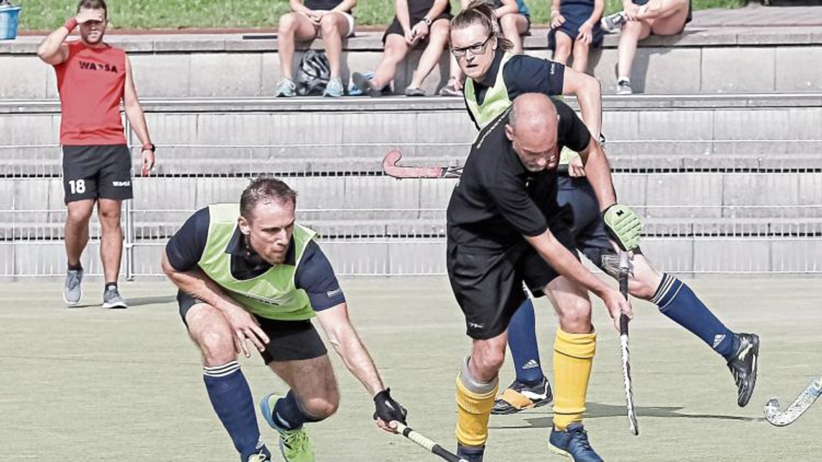Sven König von der SG Vaihingen/Ludwigsburg (links) nimmt Strasbourgs Christophe Benoist den Ball ab. Foto: Simecek Sven König von der SG Vaihingen/Ludwigsburg (links) nimmt Strasbourgs Christophe Benoist den Ball ab. Foto: Simecek