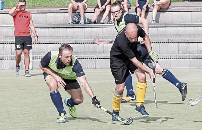 Sven König von der SG Vaihingen/Ludwigsburg (links) nimmt Strasbourgs Christophe Benoist den Ball ab.   Foto: Simecek