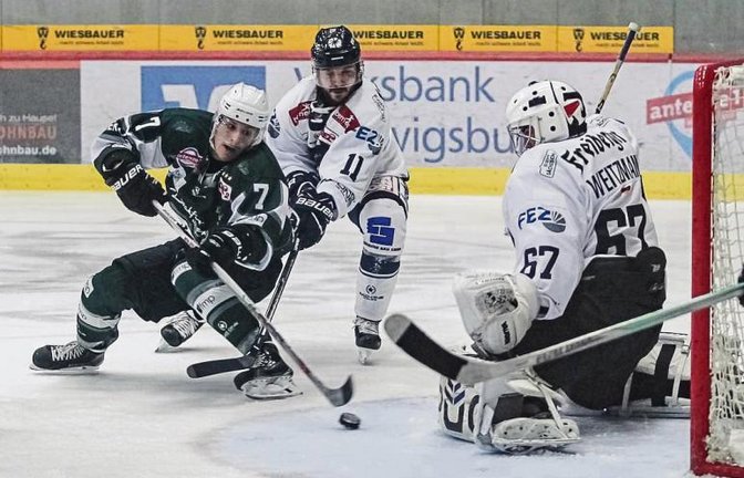Bietigheims Max Lukes (von links) wird von Dresdens Steven Rupprich und Goalie Hannibal Weitzmann erfolgreich am Torschuss gehindert. Foto: Simecek