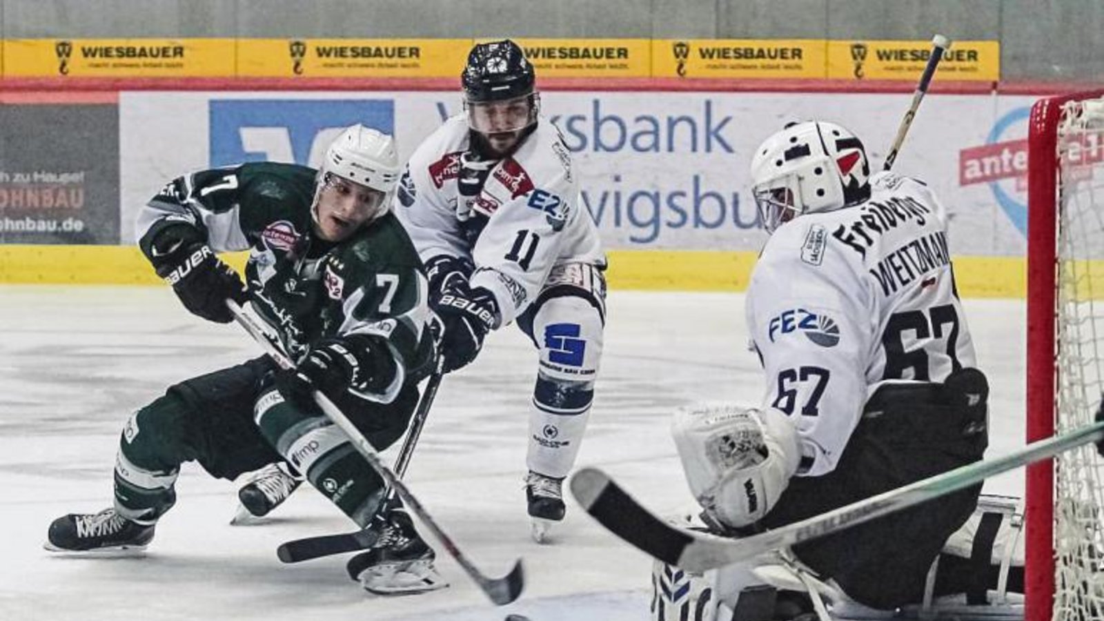 Bietigheims Max Lukes (von links) wird von Dresdens Steven Rupprich und Goalie Hannibal Weitzmann erfolgreich am Torschuss gehindert. Foto: Simecek