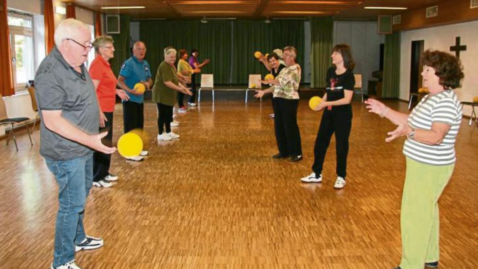 Beim Ballspiel zum Schluss macht Parkinson-Patient Hans Wieske (links) gerne mit.