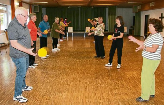Beim Ballspiel zum Schluss macht Parkinson-Patient Hans Wieske (links) gerne mit.