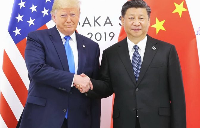 Kommunistischer Führer zu sein, ist schon was Feines: Man hat unbeschränkte Macht, regiert ein Riesenreich und lebt wie weiland der französische Sonnenkönig Ludwig XIV.. Kein Wunder, dass Donald Trump (li.) mit dem Gedanken liebäugelt, eine Machtfülle wie Chinas Präsident Xi Jinping zu haben (Archivbild).<span class='image-autor'>Imago/Xinhua</span>