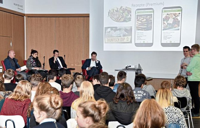 Die Schüler stellen ihre Ideen der Jury vor.  Foto: p