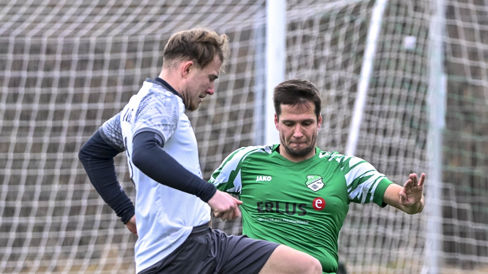 Thomas Engel (rechts) und der SV Iptingen können lange mit dem höherklassigen FV Lienzingen mithalten, verlieren am Ende aber dennoch deutlich. Foto: Leitner Thomas Engel (rechts) und der SV Iptingen können lange mit dem höherklassigen FV Lienzingen mithalten, verlieren am Ende aber dennoch deutlich. Foto: Leitner