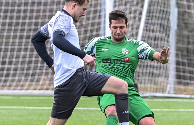 Thomas Engel (rechts) und der SV Iptingen können lange mit dem höherklassigen FV Lienzingen mithalten, verlieren am Ende aber dennoch deutlich. <span class='image-autor'>Foto: Leitner</span>
