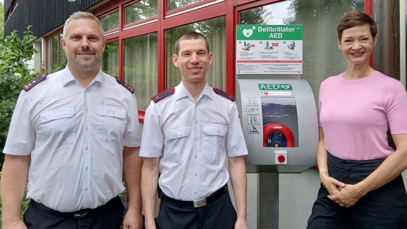 Freuen sich über den Defibrillator an der Rieter Sporthalle (von links): Abteilungskommandant Jochen Kinder, Jugendleiter Martin Eitel und Ortsvorsteherin Kimberly Gräfin von Reischach. Foto: p