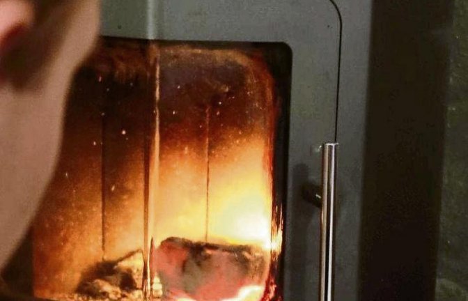 Das Feuer im Kaminofen ist schön und erfordert eine gewisse Expertise. Foto: Rücker
