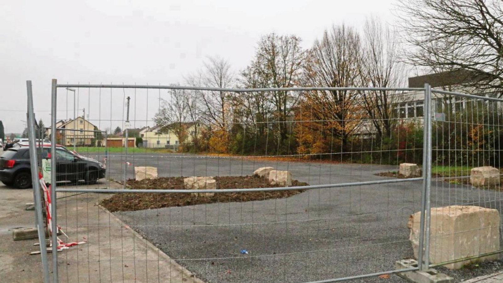 In der Banzhafstraße entsteht ein Parkplatz, damit Kinder vom neuen Kindergarten und der Schule bequem abgeholt werden können. Foto: Thaler