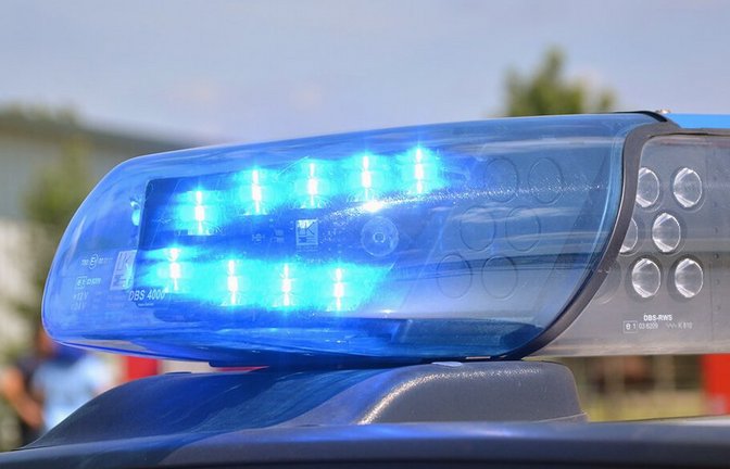 Der 28-jährige Unfallverursacher wird laut Polizei nur leicht verletzt. Symbolbild: VKZ