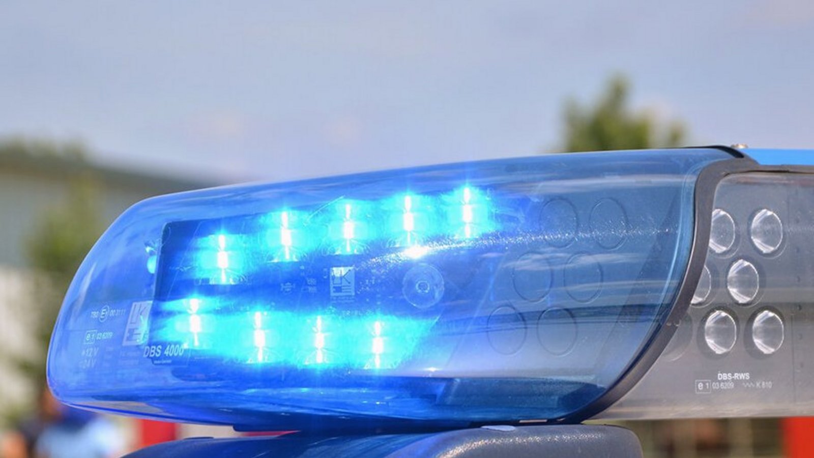 Der 28-jährige Unfallverursacher wird laut Polizei nur leicht verletzt. Symbolbild: VKZ