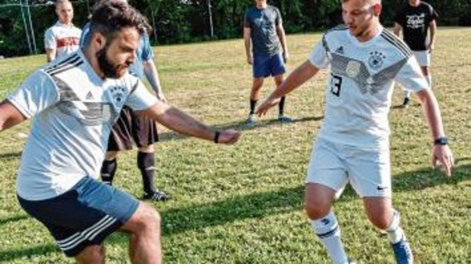 Viele Männer, wenig Bälle – Trainingsauftakt in Häfnerhaslach Foto: Leitner Viele Männer, wenig Bälle – Trainingsauftakt in Häfnerhaslach Foto: Leitner