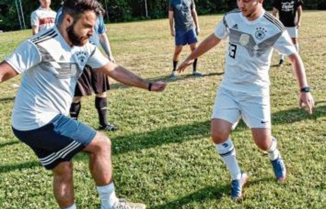 Viele Männer, wenig Bälle – Trainingsauftakt in Häfnerhaslach Foto: Leitner