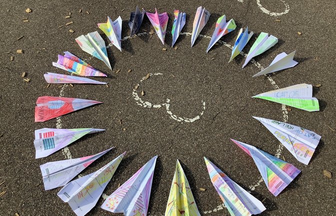 „Startklar zum Abflug in die Sommerferien sind die im BK-Unterricht gefalteten Ferienflieger der Klasse 2c der Schlossbergschule Vaihingen!“, schreibt Philipp Pfisterer aus Enzweihingen zu seinem Foto.