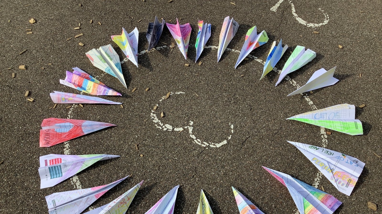 „Startklar zum Abflug in die Sommerferien sind die im BK-Unterricht gefalteten Ferienflieger der Klasse 2c der Schlossbergschule Vaihingen!“, schreibt Philipp Pfisterer aus Enzweihingen zu seinem Foto.