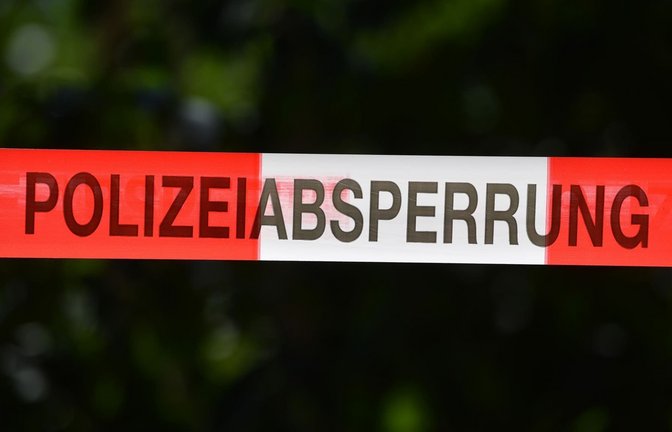 ILLUSTRATION - Ein Absperrband der Polizei sichert einen Tatort. (zu dpa: «Frau in Heilbronn erstochen – Ehemann sitzt in U-Haft»)<span class='image-autor'>Hendrik Schmidt/dpa</span>