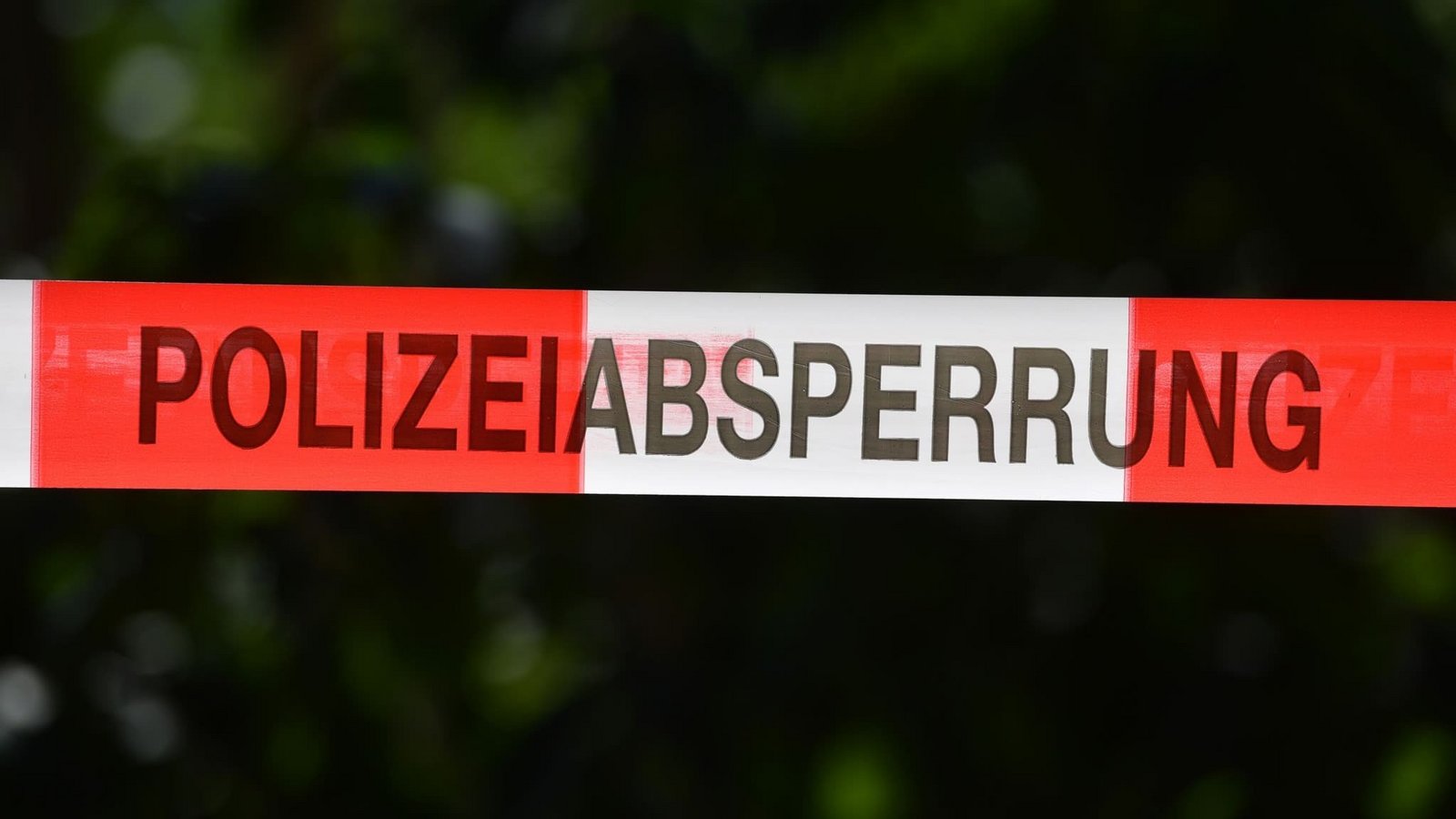 ILLUSTRATION - Ein Absperrband der Polizei sichert einen Tatort. (zu dpa: «Frau in Heilbronn erstochen – Ehemann sitzt in U-Haft»)Hendrik Schmidt/dpa