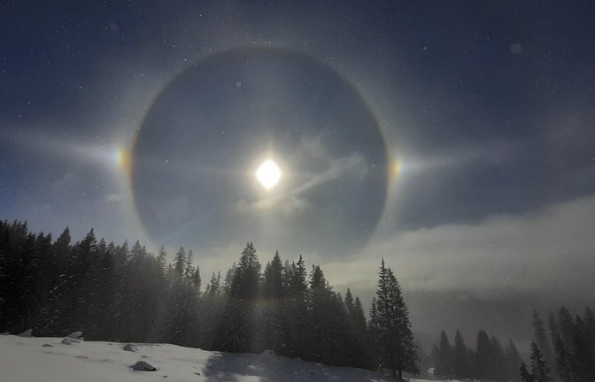Inspiriert von unserem „Kästles-Bild“ vom Dienstag, auf dem eine schwache Nebensonne, eine Lichterscheinung, zu sehen war, hatte sich Gerhard Ernau aus Kleinglattbach auf den Weg zur VKZ gemacht. Er hatte das einmalige Glück, im Urlaub in Balderschwang diesen Anblick gesehen und fotografiert zu haben. Durch Brechung und Reflexion an Eiskristallen in der Atmosphäre erschien dieses Gebilde und leuchtete geradezu mystisch. Um welche der vielen Halo-Arten es sich wohl genau handelt? Zwei Nebensonnen sind unserer Ansicht nach zu sehen, aber vielleicht kennt sich jemand besser aus ...