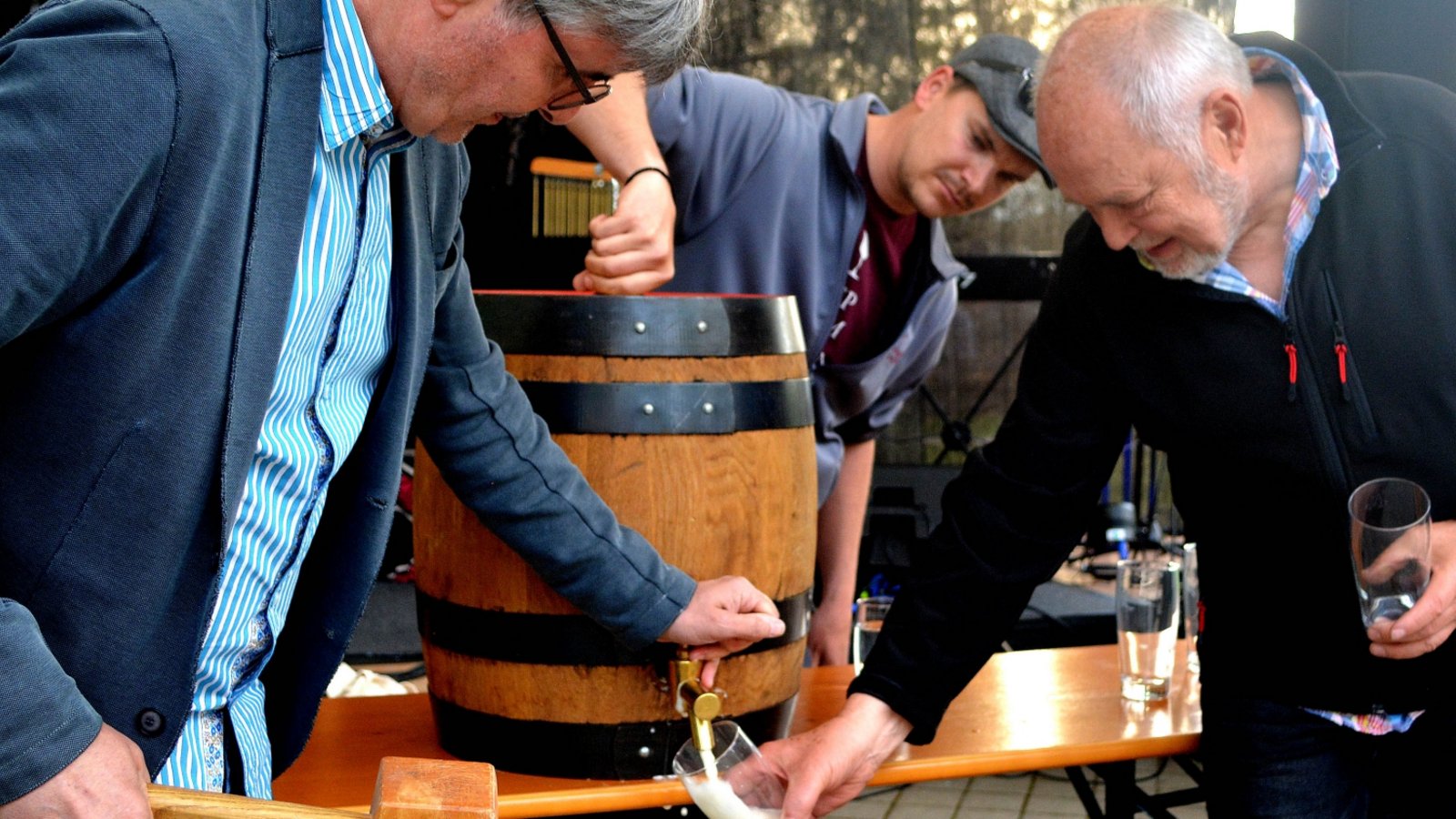 Der Fassanstich mit Bürgermeister Armin Pioch (von links) sowie den Organisatoren Matze Gutstein und Klaus Kluge. Der Fassanstich mit Bürgermeister Armin Pioch (von links) sowie den Organisatoren Matze Gutstein und Klaus Kluge.