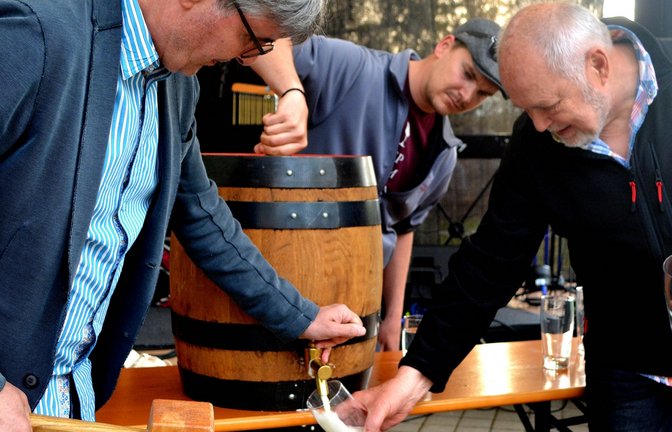 Der Fassanstich mit Bürgermeister Armin Pioch (von links) sowie den Organisatoren Matze Gutstein und Klaus Kluge.
