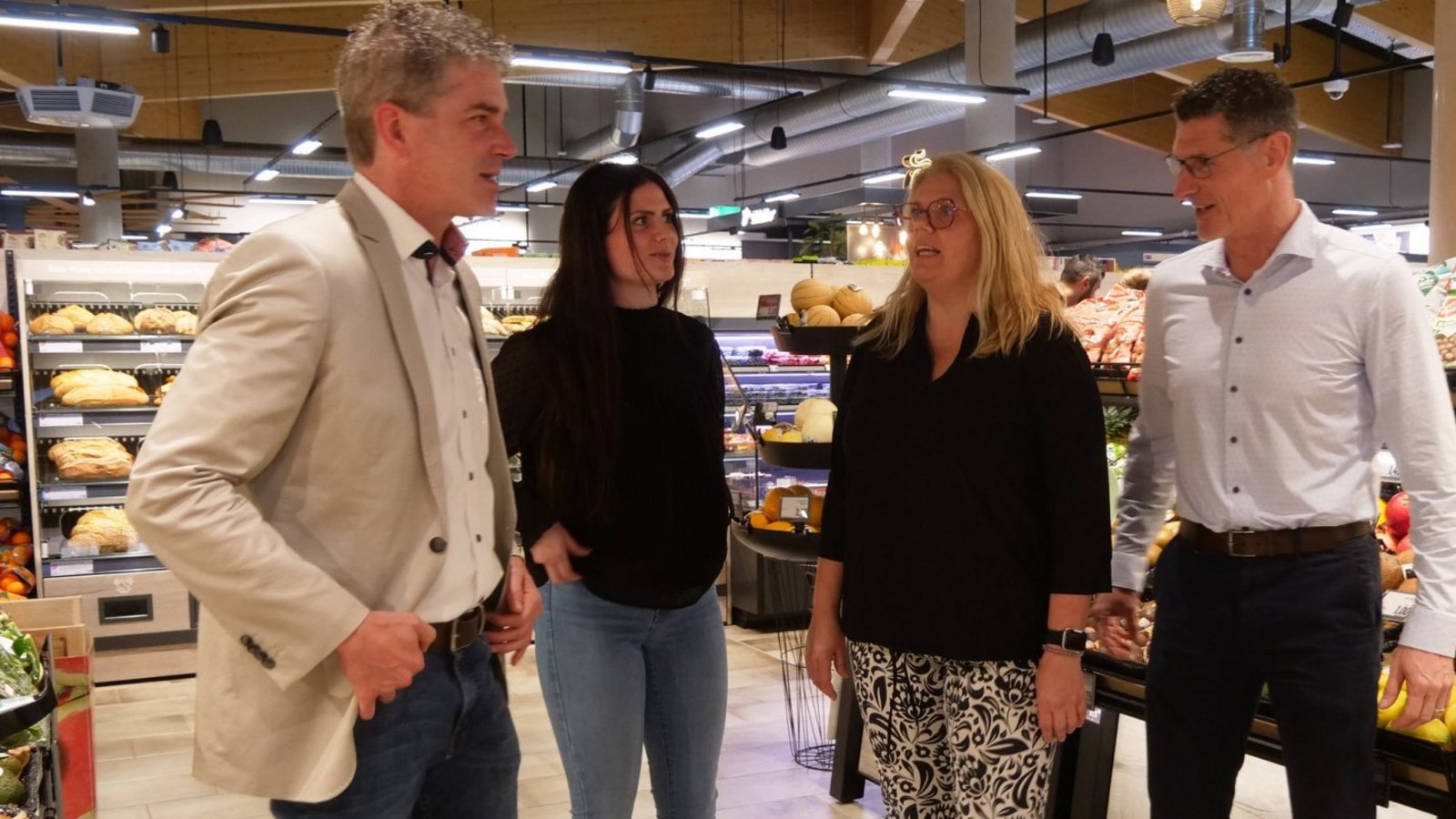 Bürgermeister Matthias Enz freut sich mit der Inhaberfamilie Leonie, Manuela und Frank Schröter (von links) über die Eröffnung des Edeka-Marktes in Wiernsheim. Foto: Friedrich Bürgermeister Matthias Enz freut sich mit der Inhaberfamilie Leonie, Manuela und Frank Schröter (von links) über die Eröffnung des Edeka-Marktes in Wiernsheim. Foto: Friedrich