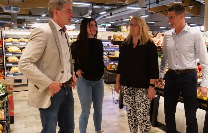 Bürgermeister Matthias Enz freut sich mit der Inhaberfamilie Leonie, Manuela und Frank Schröter (von links) über die Eröffnung des Edeka-Marktes in Wiernsheim.  <span class='image-autor'>Foto: Friedrich</span>