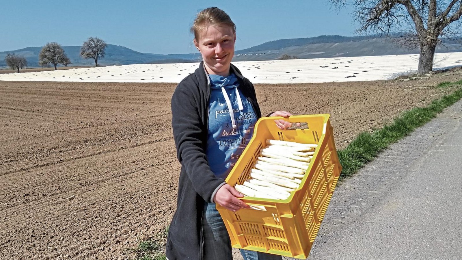 Franziska Bäuerle vom Erdbeer- und Spargelhof Schmid in Kleinsachsenheim bringt das frisch geerntete Edelgemüse in den Hofladen zum Verkauf.. Foto: Glemser Franziska Bäuerle vom Erdbeer- und Spargelhof Schmid in Kleinsachsenheim bringt das frisch geerntete Edelgemüse in den Hofladen zum Verkauf.. Foto: Glemser