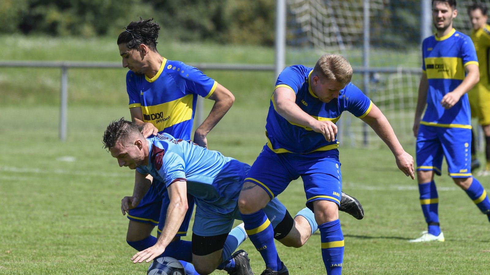 Illingens David Engi wird beim 2:1-Sieg gegen Heimsheim in die Zange genommen. Foto: Leitner
