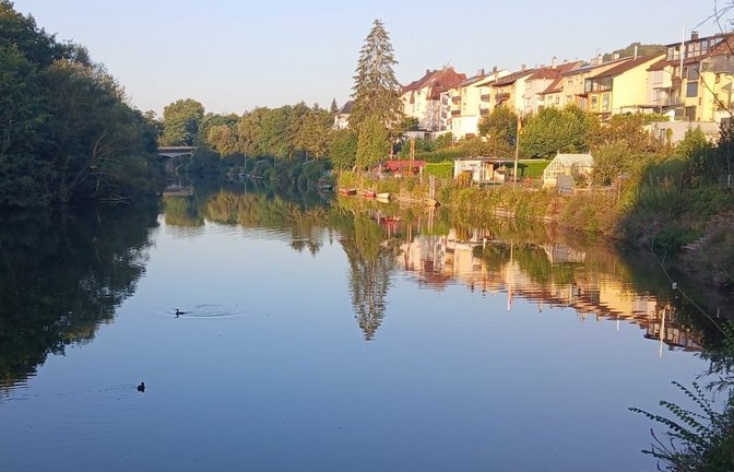 Im Pforzheimer Stadtteil Eutingen präsentiert sich die Enz mit ordentlicher Breite.